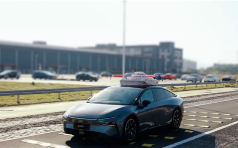 小鹏P7+上市一周年官方整活：车顶载32寸大蛋糕平稳过减速带