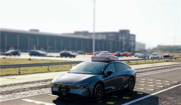 小鹏P7+上市一周年官方整活：车顶载32寸大蛋糕平稳过减速带