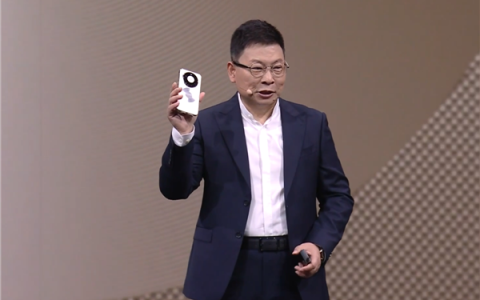 华为Mate 80系列首发亮相！余承东手持真机：8字双环 外观独一无二