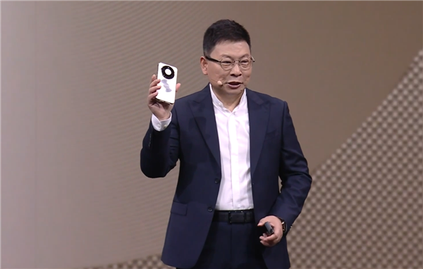 华为Mate 80系列首发亮相！余承东手持真机：8字双环 外观独一无二