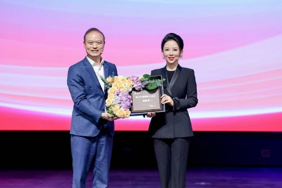 腾势第30万辆D9交付 “九球天后”潘晓婷成为车主