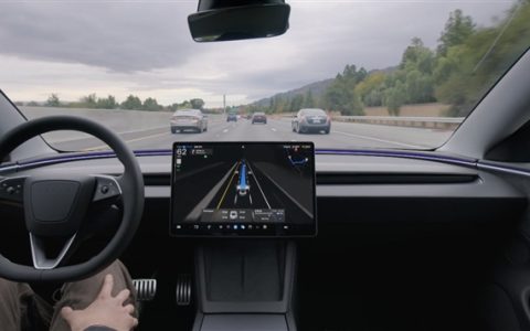 美国特斯拉保费减半：前提是让FSD开