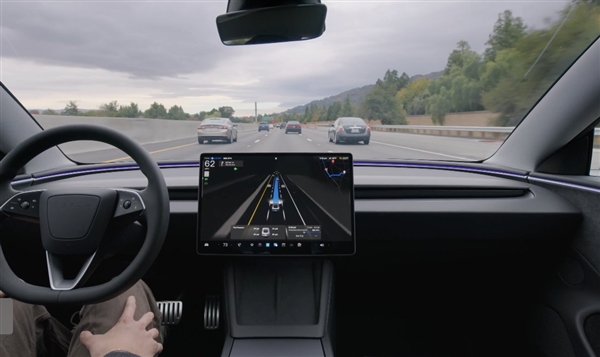 美国特斯拉保费减半：前提是让FSD开