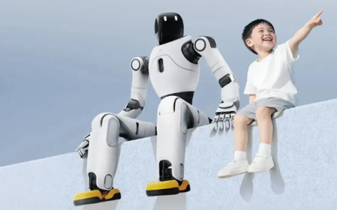 智元登顶全球人形机器人出货量榜首 中国包揽前六！