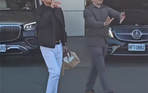 黄仁勋现身中国台湾：下飞机给媒体发养乐多和三明治