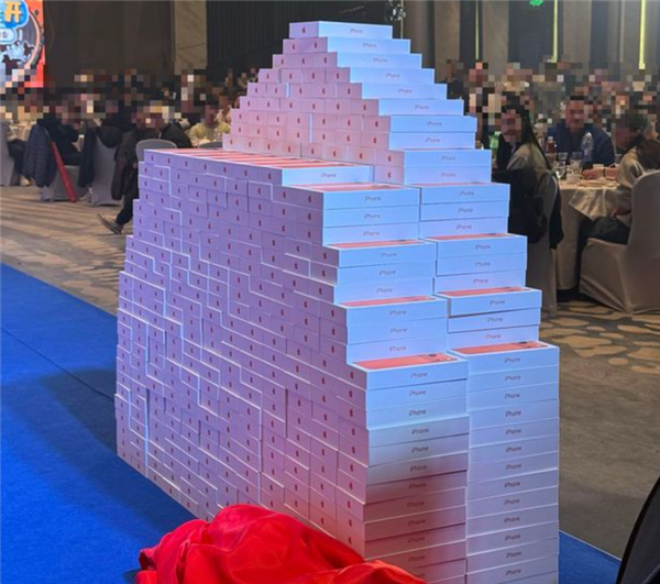最豪横年会福利！人手一台iPhone 有人获赠1000万房产