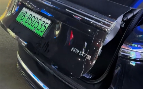 问界M7车主控诉称锁车状态能打开尾门 网友：把你的车钥匙扔远点