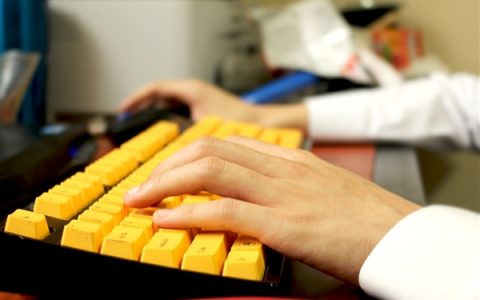 搜狗输入法又翻车：表情包有不雅用语 专家猛批