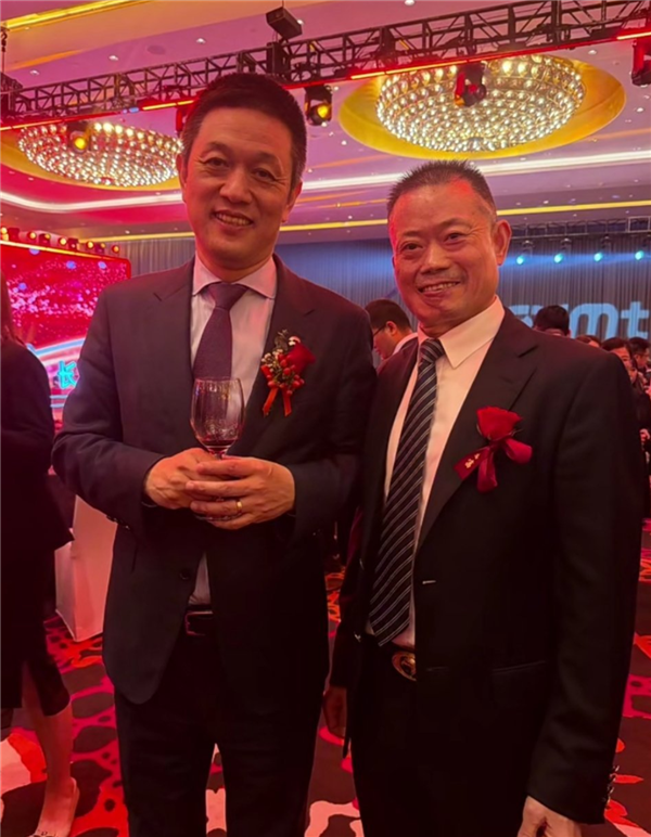 首日股价暴涨465%！蔚来李斌现身长鑫科技上市答谢晚宴：赚大发了