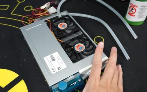 22年前奔腾4水冷压9800X3D：游戏60°C毫无压力！