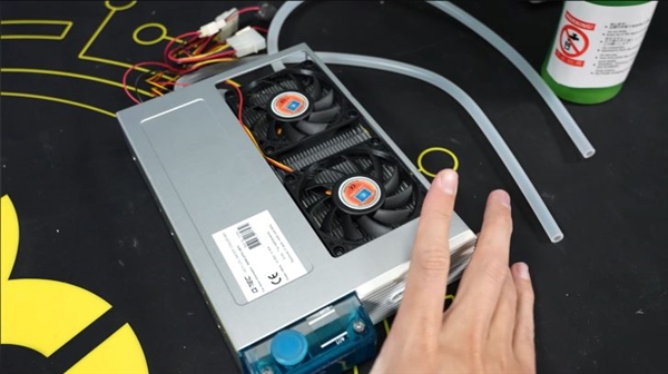 22年前奔腾4水冷压9800X3D：游戏60°C毫无压力！
