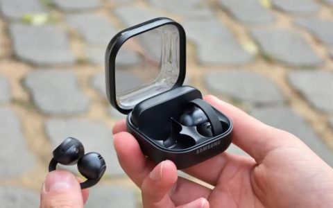 三星首款耳夹耳机 Galaxy Buds On 发布，可自动识别佩戴侧