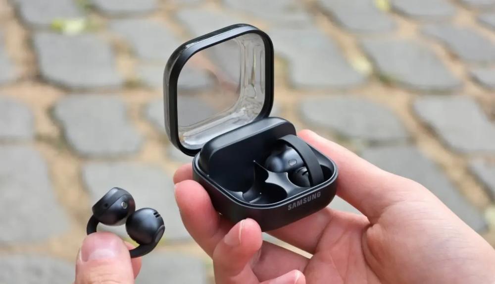 三星首款耳夹耳机 Galaxy Buds On 发布，可自动识别佩戴侧