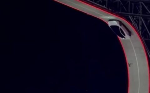 特斯拉二代 Roadster 正式亮相，配火箭推进器可离地升空