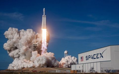 SpaceX 拟募 400 亿美元囤英伟达 AI 芯片，算力军备升级