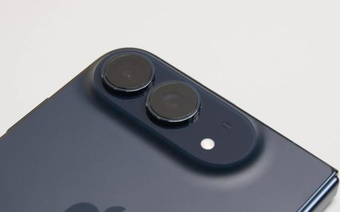 iFixit 拆解 iPhone Duo：可维修性 5 分创折叠屏纪录，锁定内屏亮线诱因